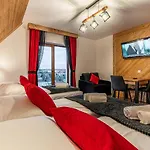 Dworek Nad Jalowcami Z Jacuzzi Alojamento de Acomodação e Pequeno-almoço 3*