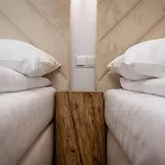 Dworek Nad Jalowcami Z Jacuzzi Alojamento de Acomodação e Pequeno-almoço 3*
