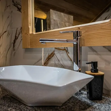 Dworek Nad Jalowcami Z Jacuzzi Bed & Breakfast