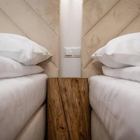 Dworek Nad Jalowcami Z Jacuzzi 住宿加早餐酒店 3*