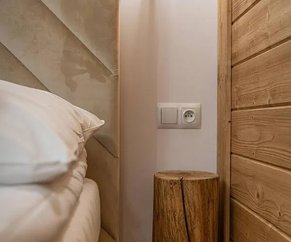 Dworek Nad Jalowcami Z Jacuzzi Bed & Breakfast